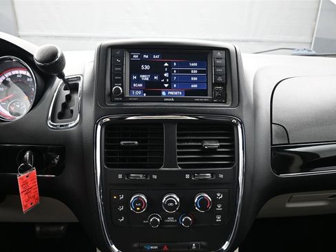 Used 2019 Dodge Grand Caravan SXT FWD image 14