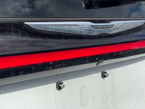 Used 2023 Chrysler Pacifica Touring-L image 32