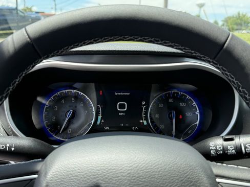 Used 2025 Chrysler Pacifica Select image 19