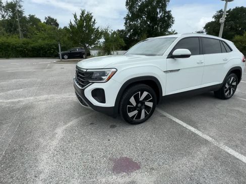 Certified 2024 Volkswagen Atlas Cross Sport SE FWD image 4