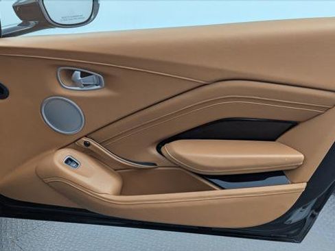 Used 2020 Aston Martin V8 Vantage Coupe image 21