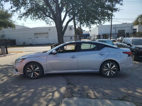 Used 2022 Nissan Altima 2.5 SV w/ SV Premium Package FWD image 3