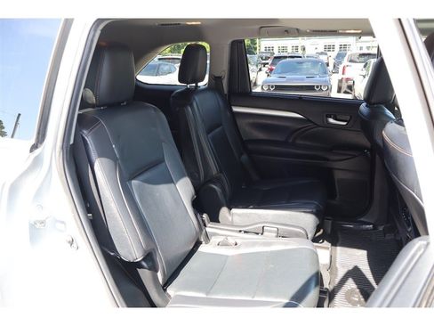 Used 2019 Toyota Highlander XLE AWD/4WD image 30