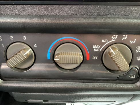 Used 2001 Chevrolet S10 Pickup 4x4 Extended Cab w/ Preferred Equipment Group image 9