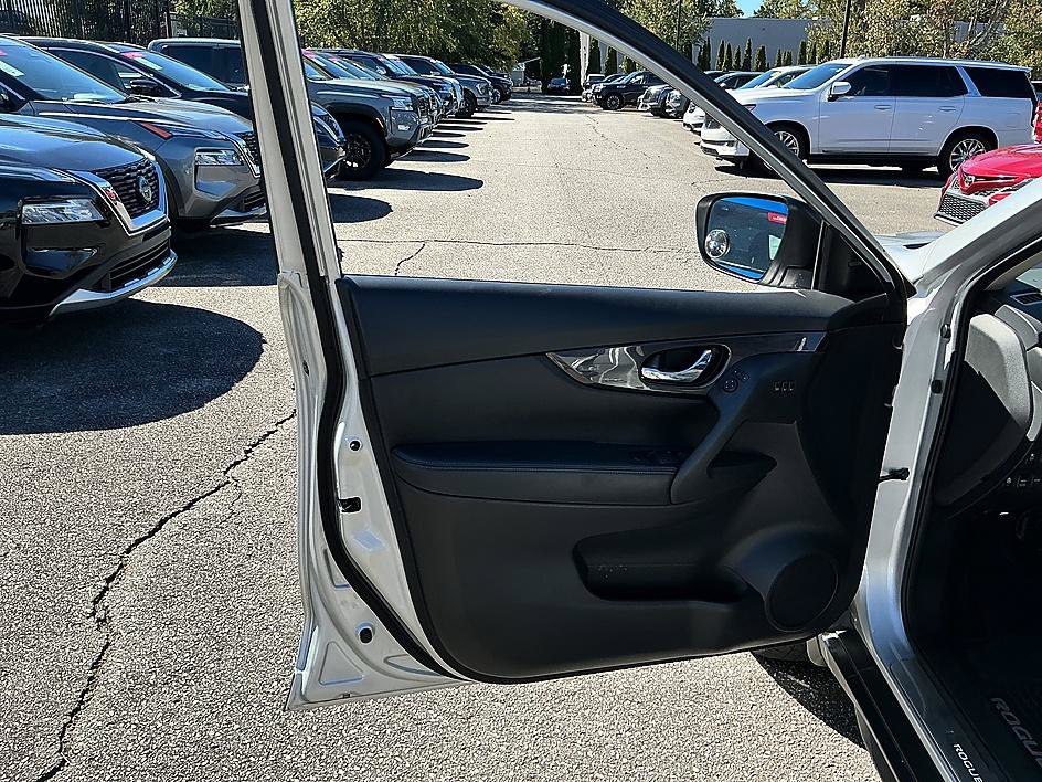 Used 2019 Nissan Rogue SV w/ Premium Package AWD/4WD image 11