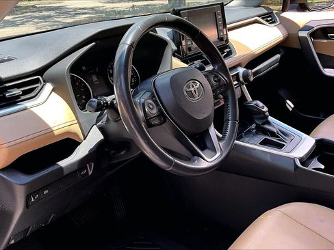 Used 2019 Toyota RAV4 XLE Premium FWD image 14