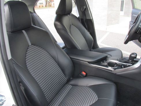 Used 2018 Toyota Camry SE image 61