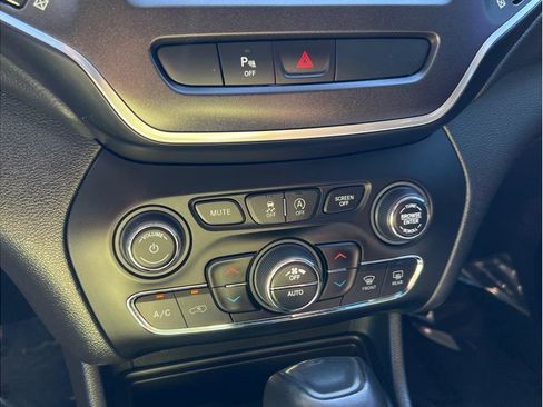 Used 2020 Jeep Cherokee Trailhawk w/ Cold Weather Group image 12