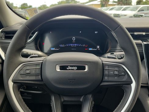 Used 2024 Jeep Grand Cherokee Laredo RWD image 16