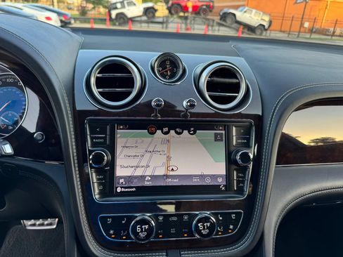 Used 2018 Bentley Bentayga AWD/4WD image 37