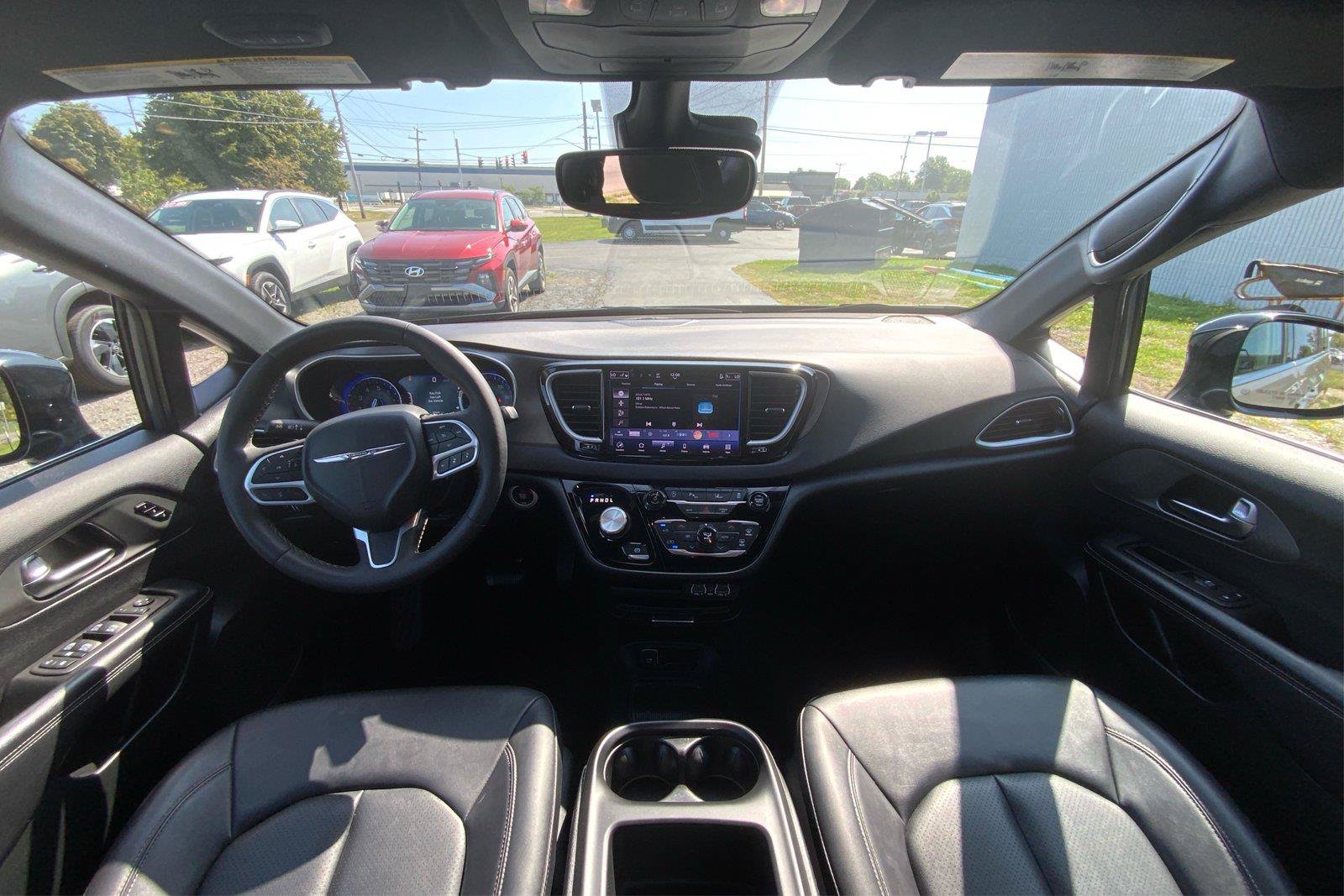 Used 2025 Chrysler Pacifica Select FWD image 32
