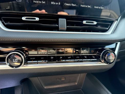 Used 2025 Chevrolet Equinox LT w/ Convenience Package II AWD/4WD image 19