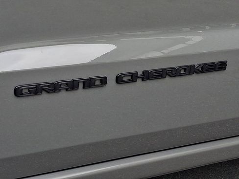 Used 2020 Jeep Grand Cherokee Altitude AWD/4WD image 32