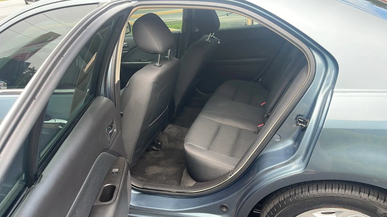 Used 2011 Ford Fusion SE FWD image 12
