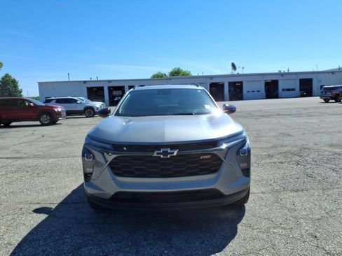 Used 2024 Chevrolet Trax RS w/ Sunroof Package FWD image 2