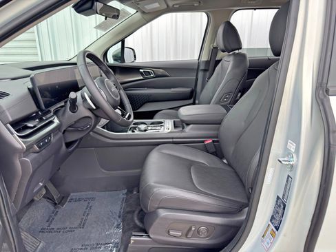 Used 2025 Kia Carnival SX w/ SX Dark Edition Package image 17