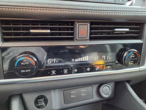 Used 2025 Nissan Rogue SV AWD/4WD image 8