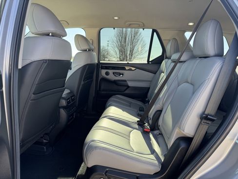 Used 2025 Honda Pilot EX-L image 10