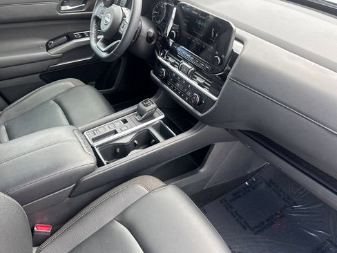 Used 2025 Nissan Pathfinder SL FWD image 15