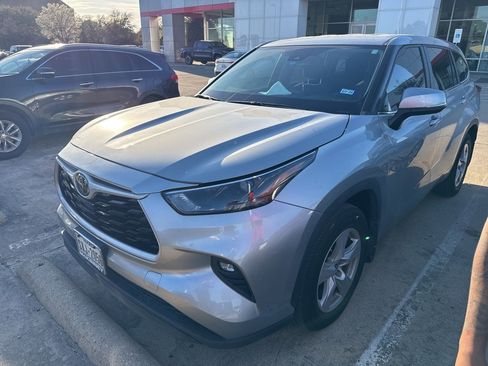 Used 2023 Toyota Highlander LE image 1