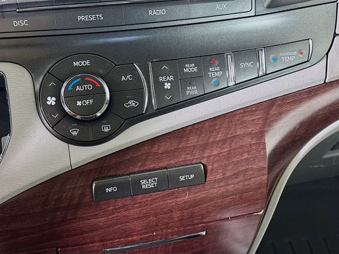 Used 2013 Toyota Sienna XLE FWD image 23