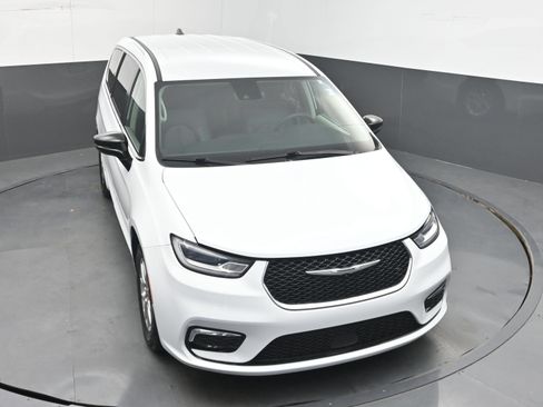 Used 2024 Chrysler Pacifica Touring-L FWD image 27