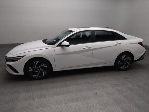 Used 2025 Hyundai Elantra Limited FWD image 2