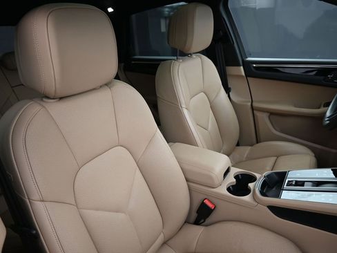 Certified 2025 Porsche Macan AWD/4WD image 29