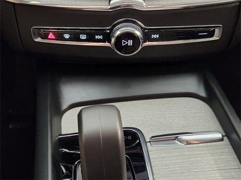 Used 2025 Volvo XC60 B5 Plus image 19