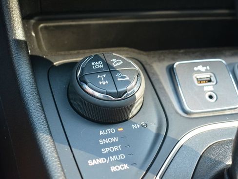 Used 2022 Jeep Cherokee Trailhawk AWD/4WD image 17