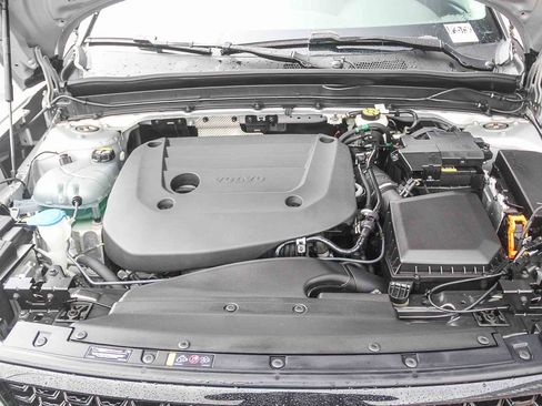 Used 2025 Volvo XC40 B5 Plus image 28