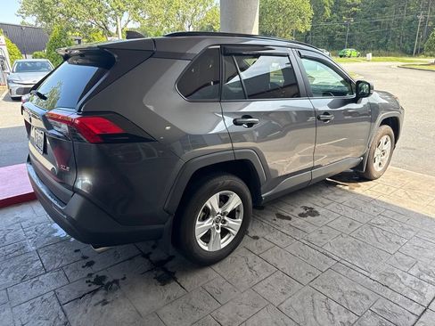 Used 2021 Toyota RAV4 XLE w/ Convenience Package FWD image 6