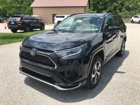 Used 2021 Toyota RAV4 SE w/ Weather & Moonroof Package AWD/4WD image 4