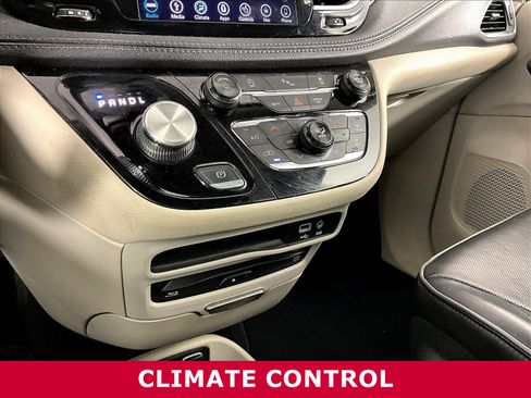 Used 2018 Chrysler Pacifica Limited w/ Tire & Wheel Group FWD image 15