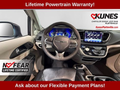 Used 2023 Chrysler Pacifica Touring-L FWD image 15
