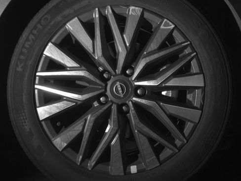 Used 2025 Nissan Altima 2.5 SV FWD image 13