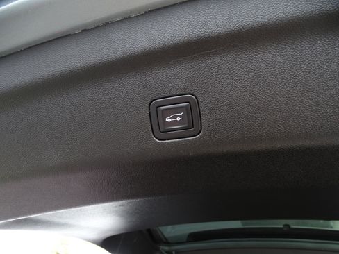 Used 2023 GMC Yukon XL SLT image 17