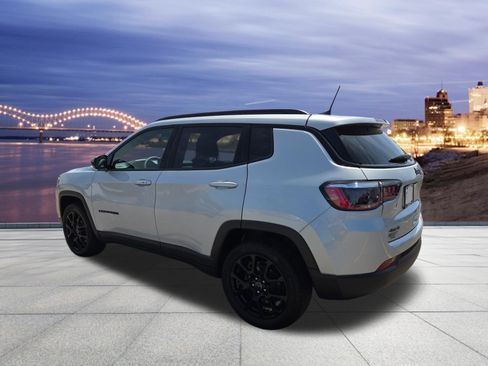 Used 2026 Jeep Compass Latitude image 3