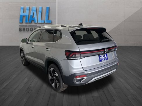 New 2025 Volkswagen Taos SE image 3