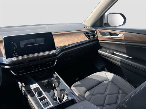 Used 2025 Volkswagen Atlas SE image 22