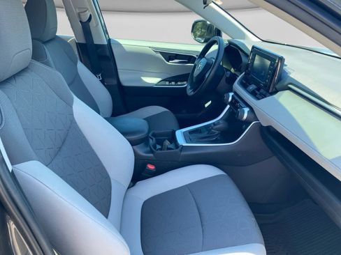 Used 2021 Toyota RAV4 XLE w/ Convenience Package FWD image 16