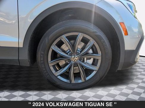 Used 2024 Volkswagen Tiguan SE AWD/4WD image 10
