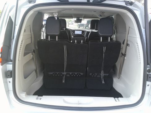Used 2024 Chrysler Pacifica Touring-L FWD image 16