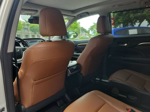 Used 2018 Toyota Highlander Limited Platinum FWD image 17