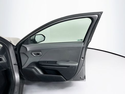 Used 2025 Kia K4 LXS image 32