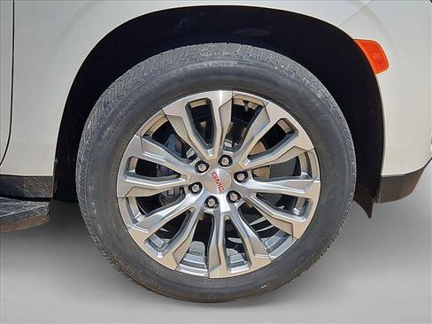 Used 2024 GMC Yukon XL Denali image 13