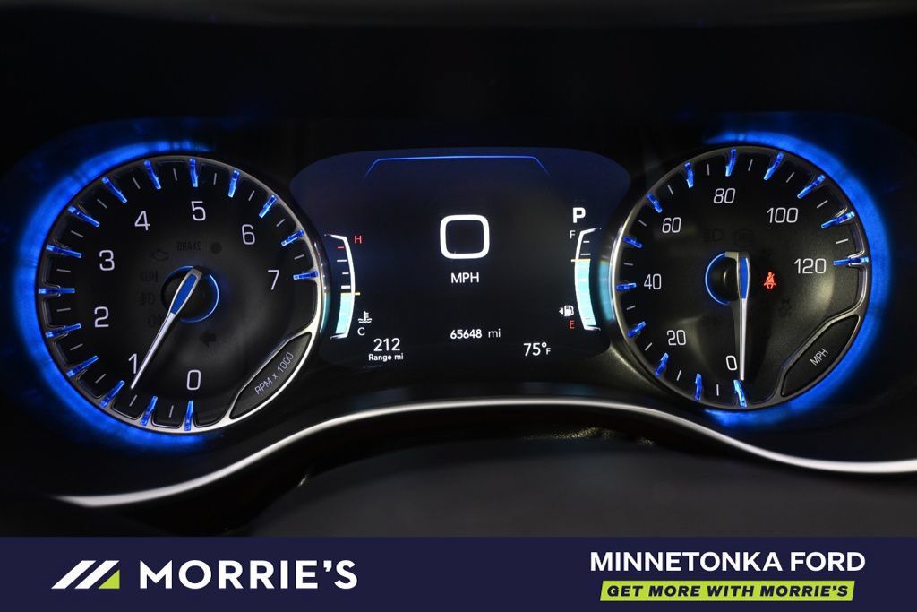 Used 2017 Chrysler Pacifica Limited FWD image 32