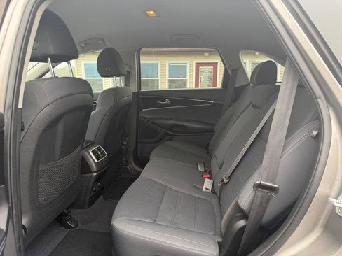 Used 2019 Kia Sorento LX w/ LX Convenience Package image 4