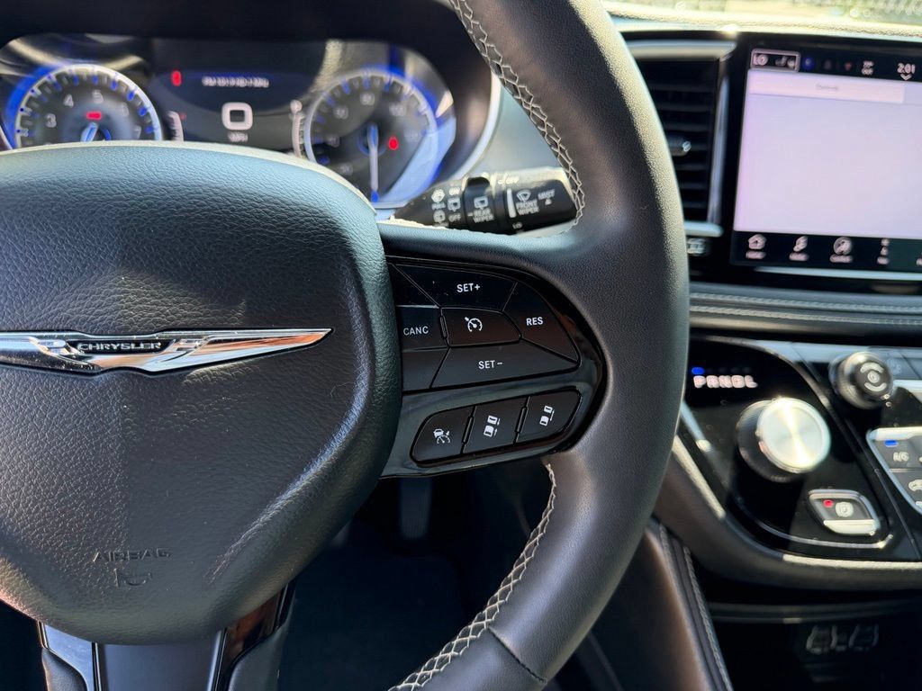 Used 2025 Chrysler Pacifica Limited FWD image 19