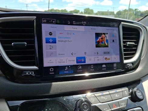 Used 2024 Chrysler Pacifica Touring-L FWD image 11
